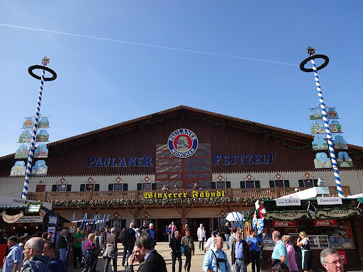 Lều bia Oktoberfest đầy màu sắc và sôi động