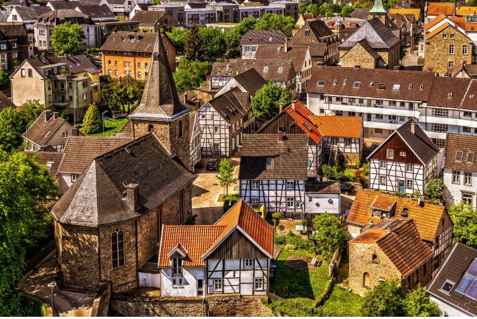 Hình ảnh so sánh Đức và Canada về giáo dục và văn hóa